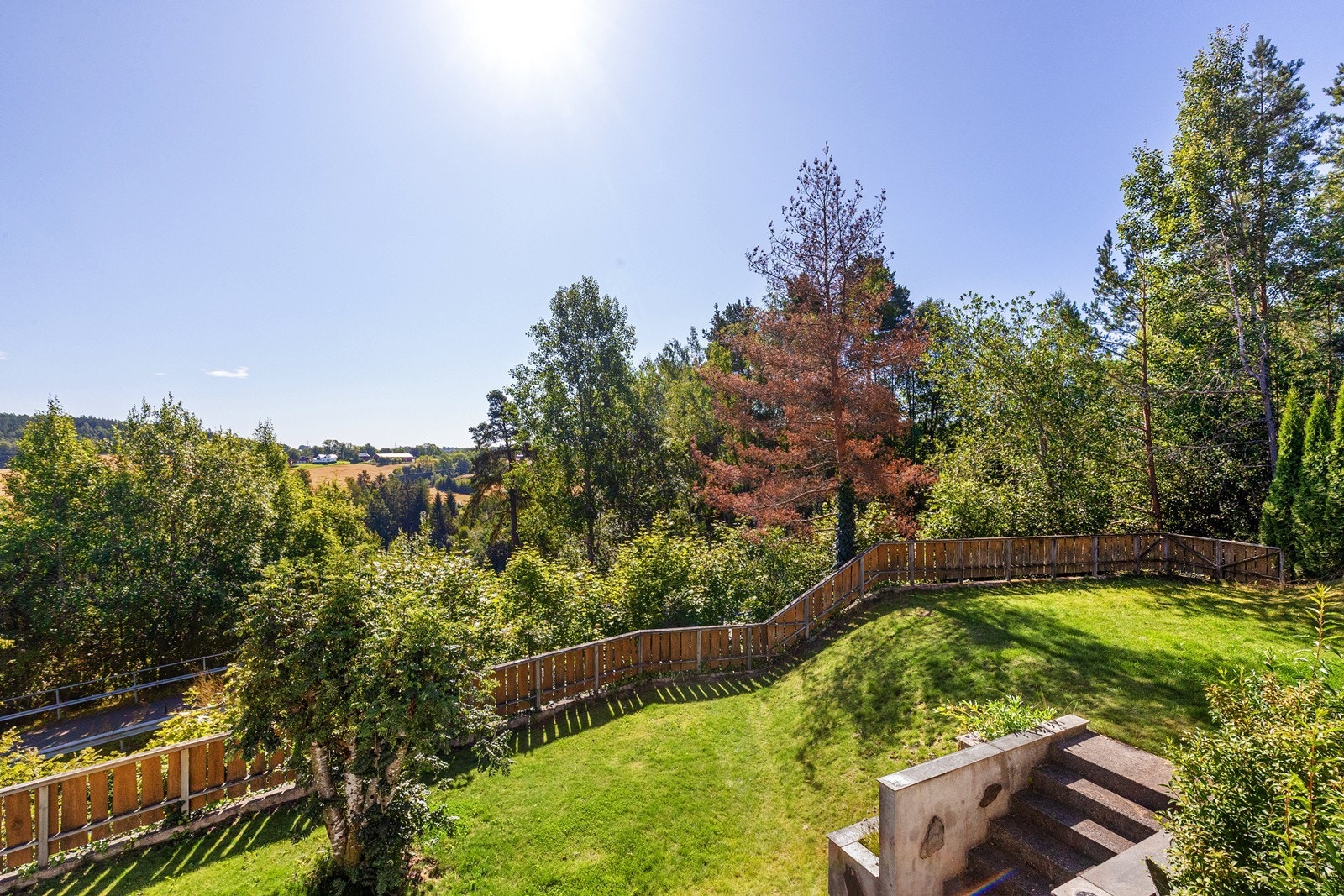 Solrikt og skjermet med lite innsyn og grønt utsyn Galleribilde