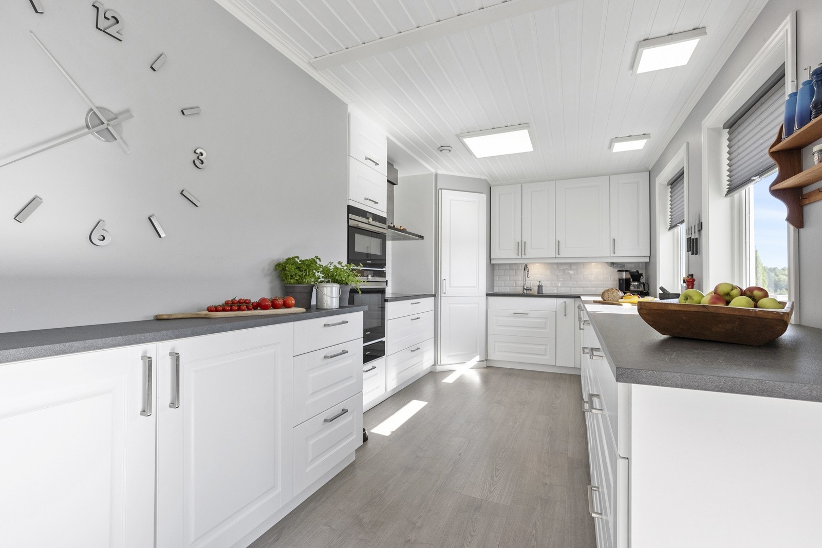 Kjøkkenet er har fine arbeidssoner og mye oppbevaringsmuligheter Galleribilde