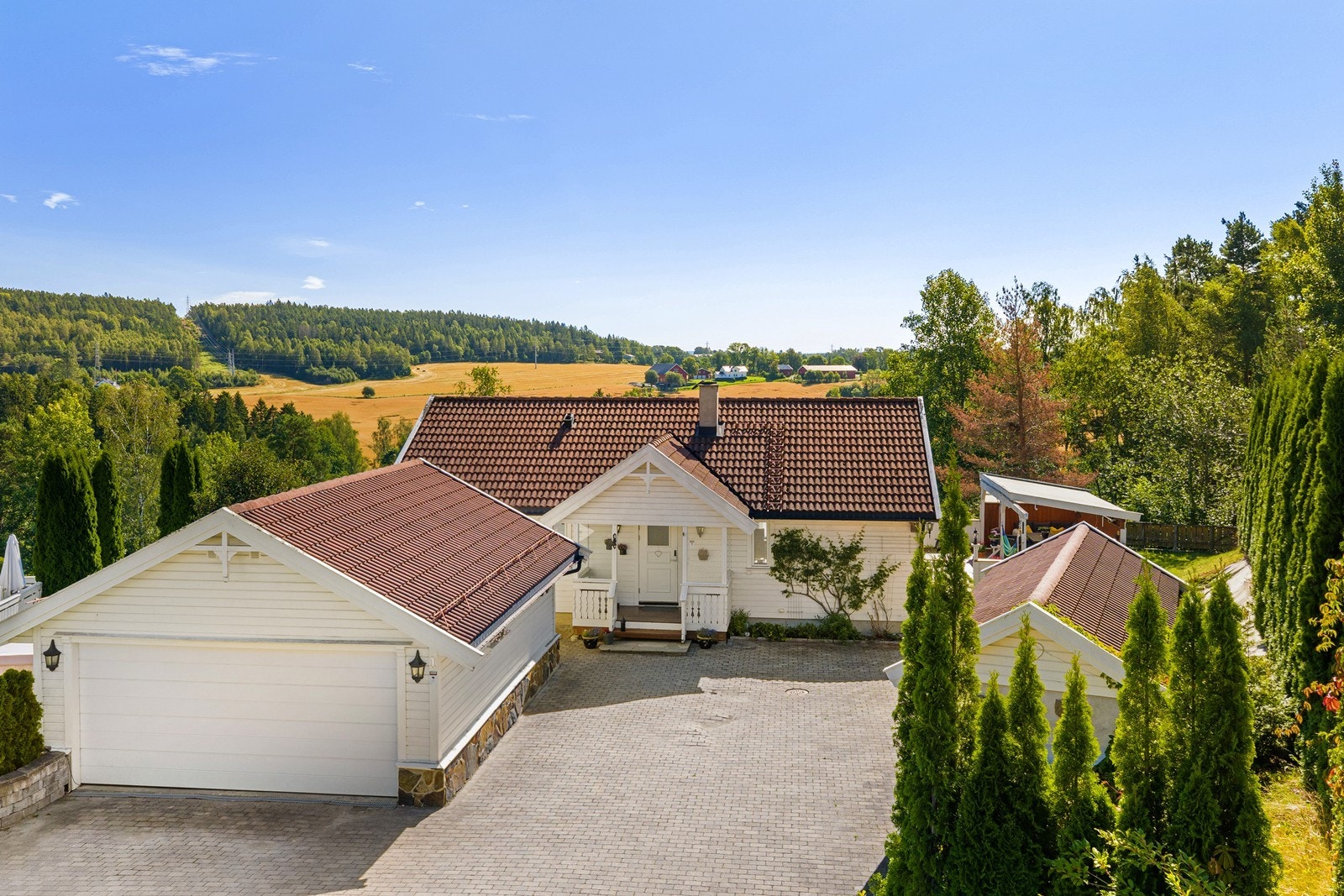 Stor familiebolig med en godt opparbeidet tomt. Garasje og steinsatt gårdsplass med plass til flere biler Galleribilde