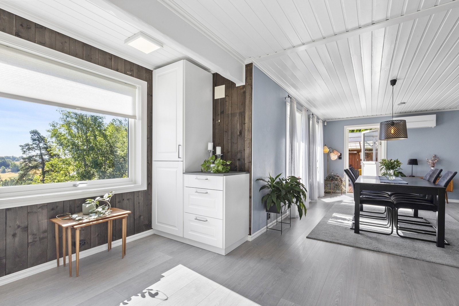 Enstavs gulv og malt panel i tak. Varmepumpe montert på vegg mot terrasse Galleribilde