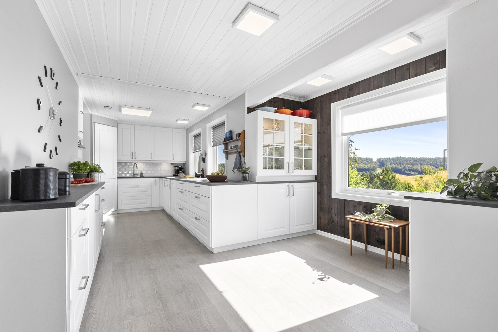 Stort og godt innredet kjøkken fra 2017 utstyrt med profilert kjøkkeninnredning med stedvise overskapsfronter med glass Galleribilde