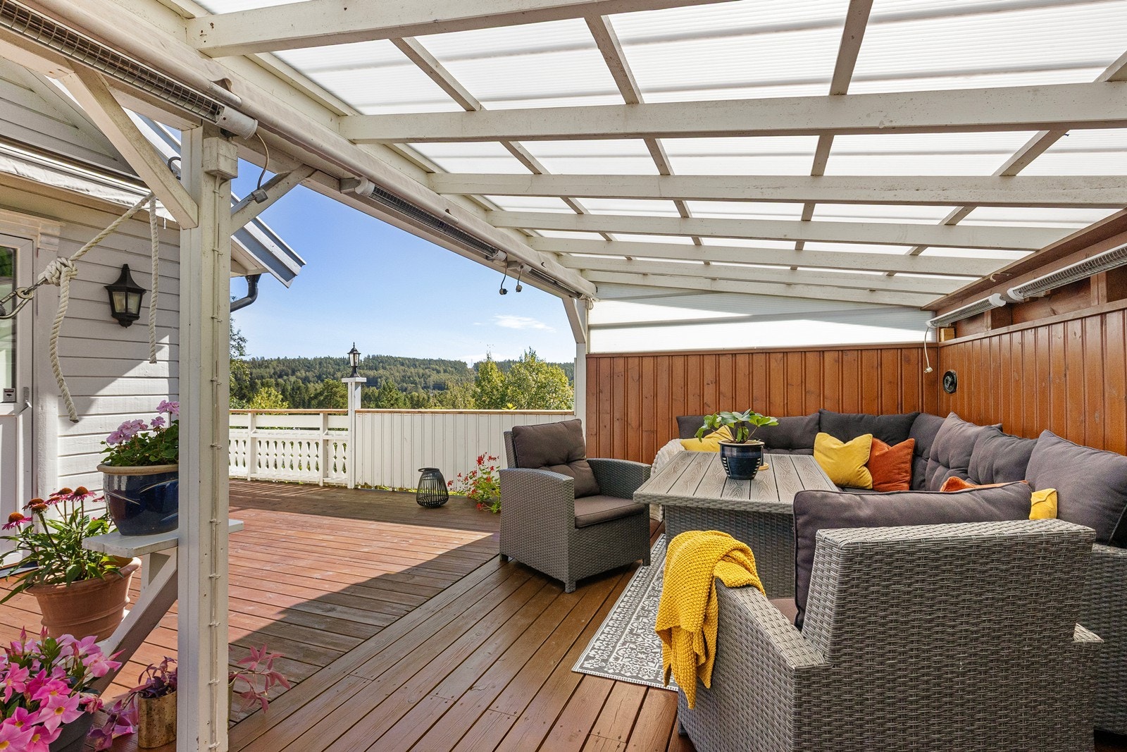 Solrik og skjermet terrasse med åpent og grønt utsyn Galleribilde