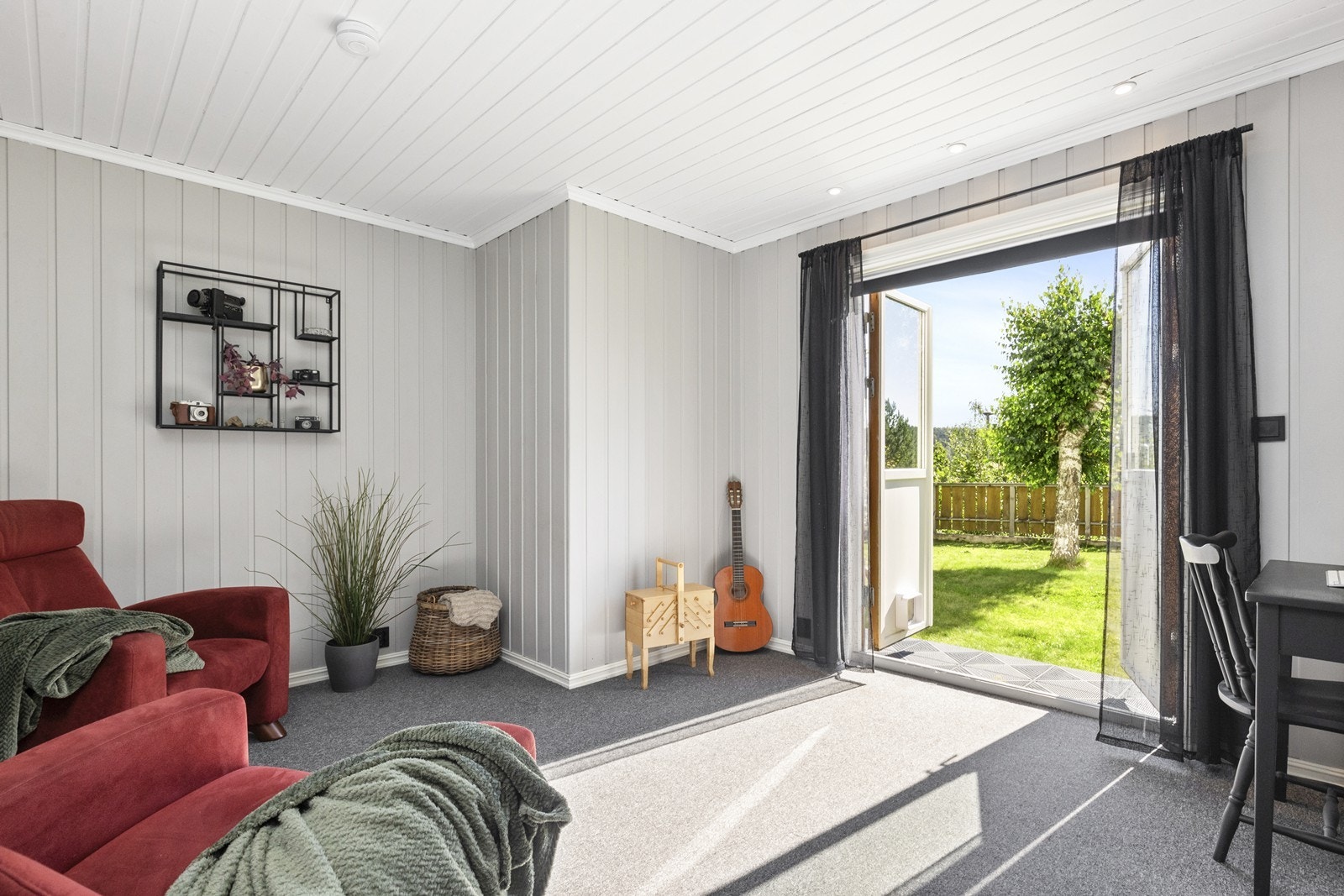 Tv-stue/soverom 5 med utgang til hagen Galleribilde