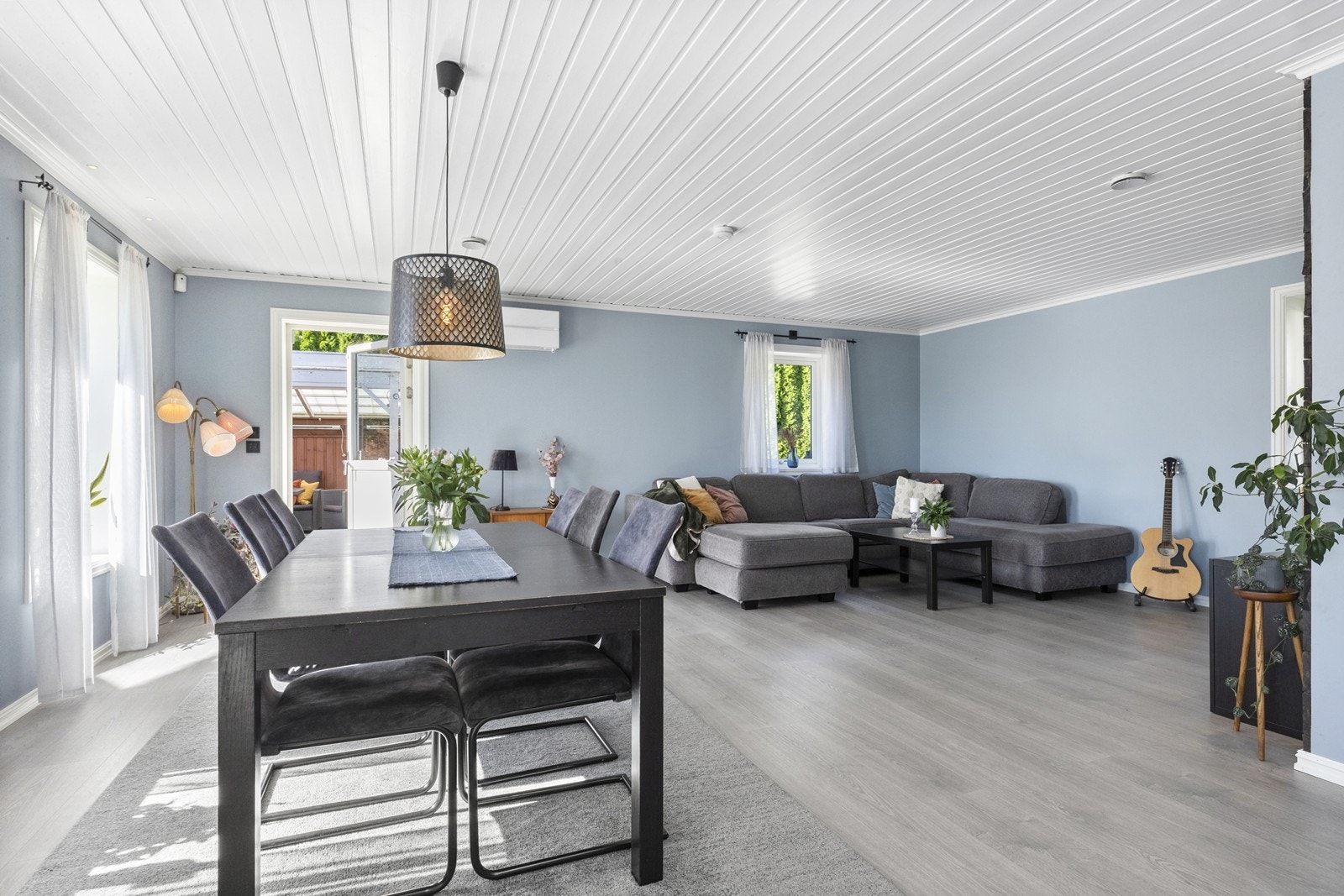 Utgang fra stuen til stor terrasse Galleribilde