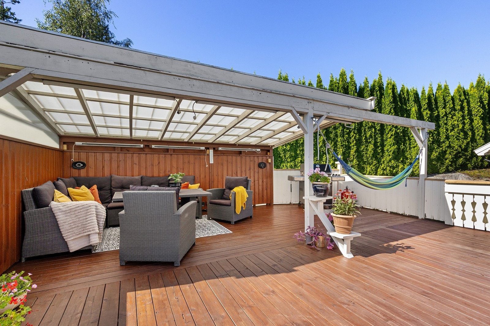 Overbygget terrasse med varmelamper og god plass til sittegruppe Galleribilde