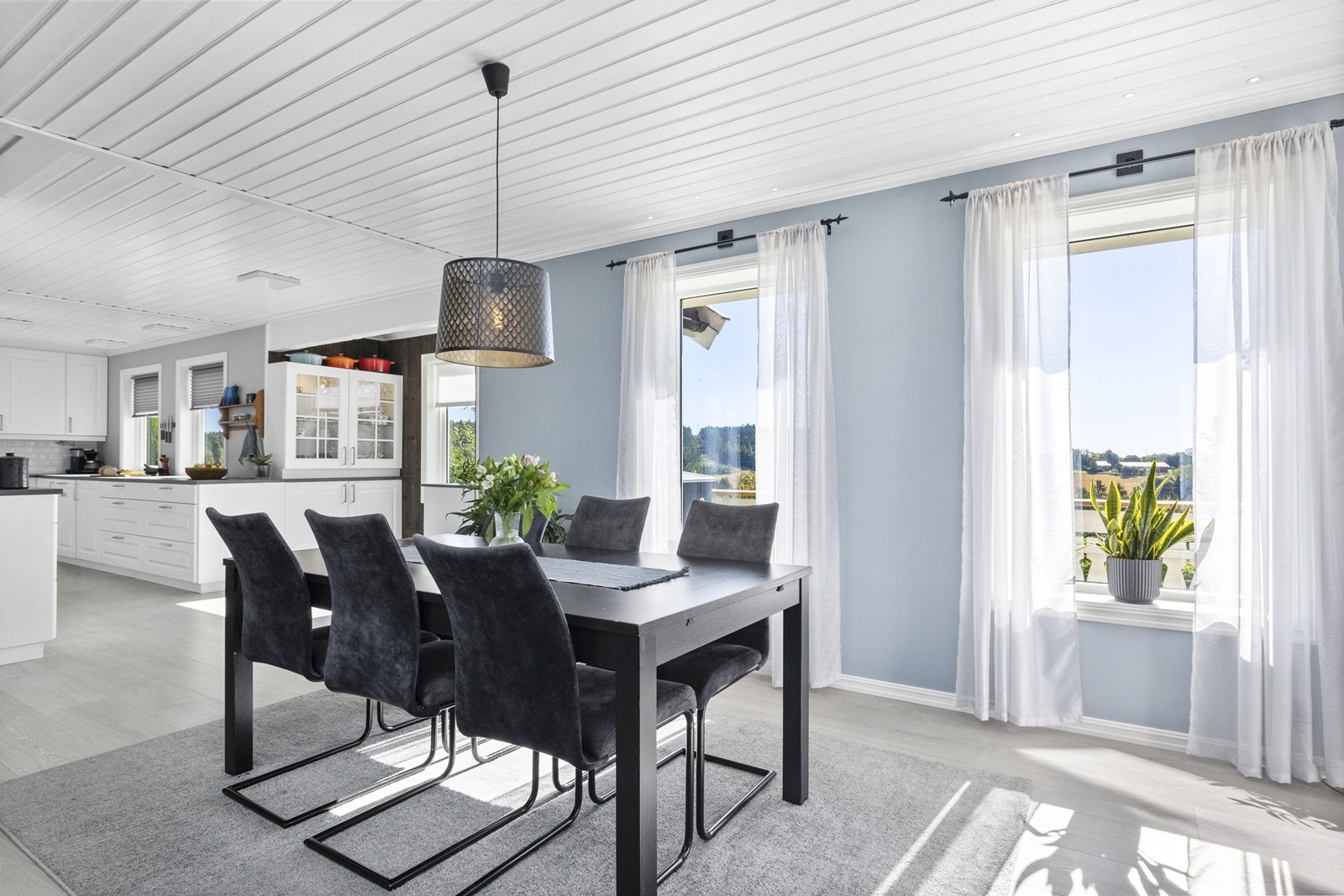 Fra spisestuen er det fint og åpent utsyn mot frognmarka Galleribilde