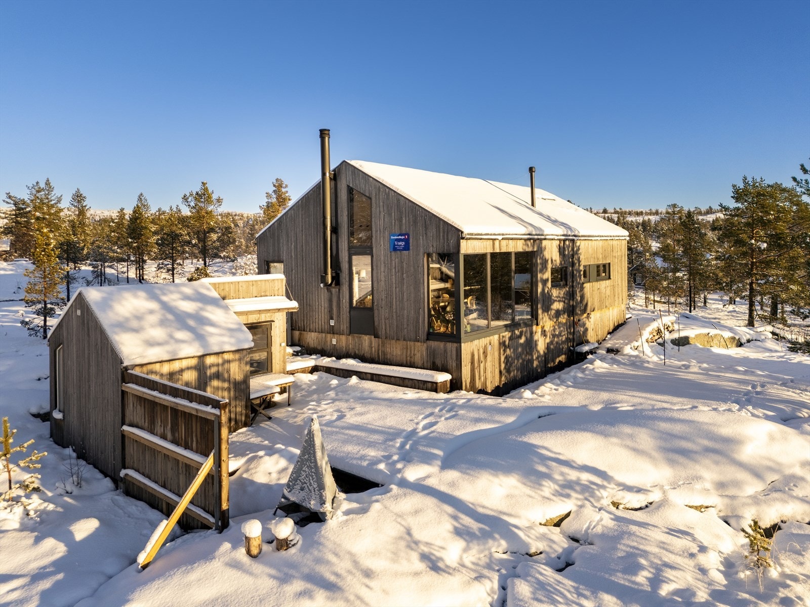 Eiendommen ligger meget usjenert, solrikt og åpent Galleribilde