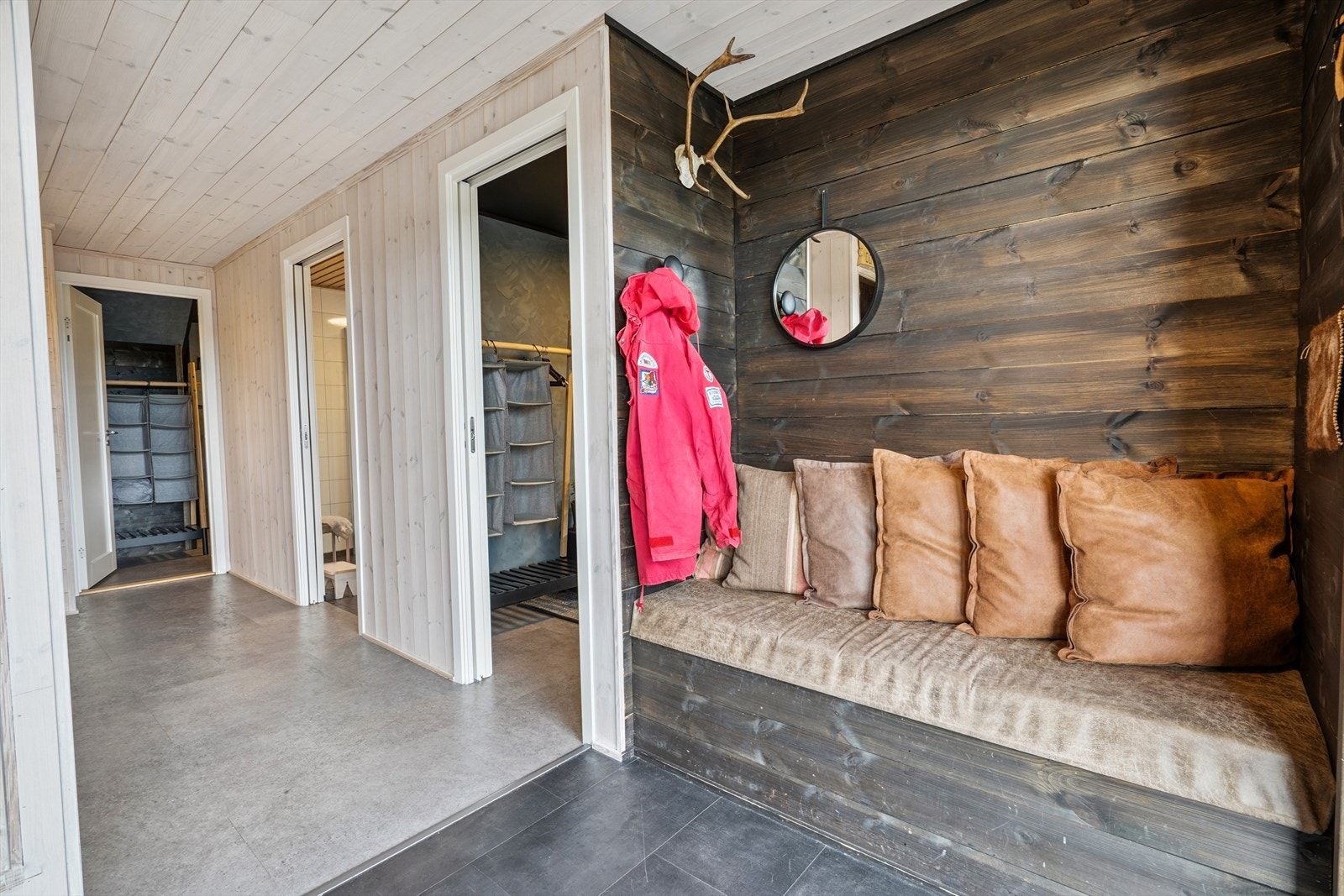 Praktisk entré med god plass til å henge fra seg yttertøy. Badstu som i dag benyttes som bod ligger i direkte tilknytning til entréen Galleribilde