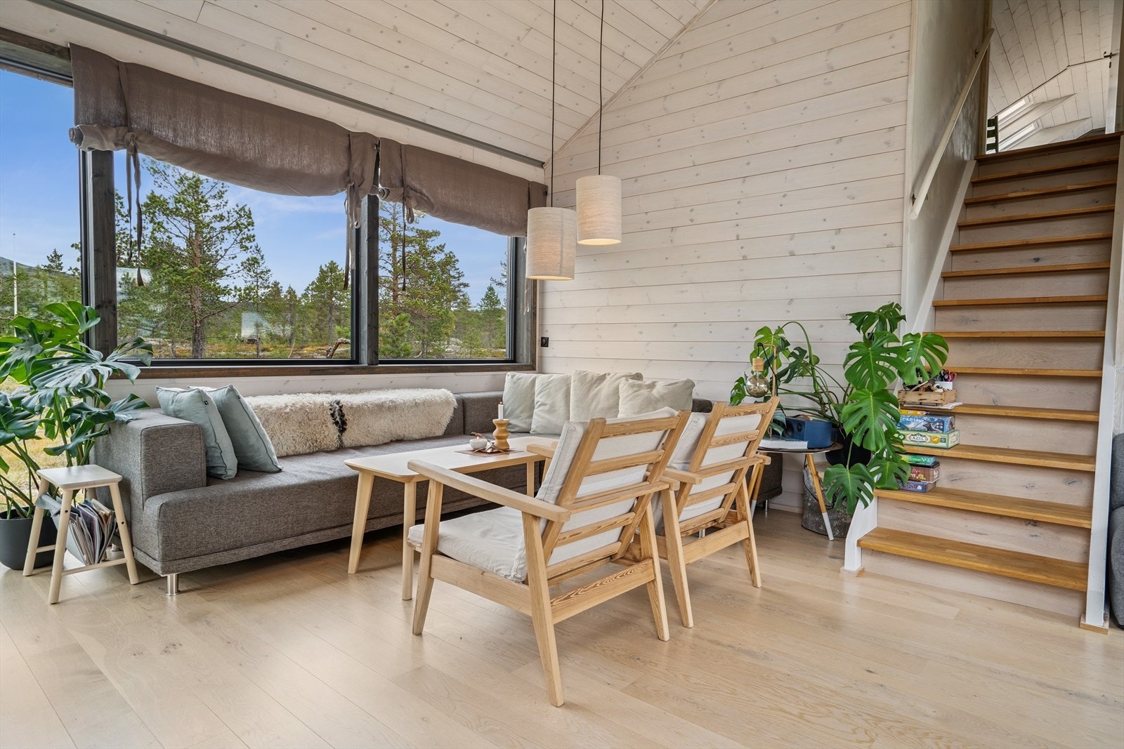 Fra stuen er det trapp opp til hemsen Galleribilde