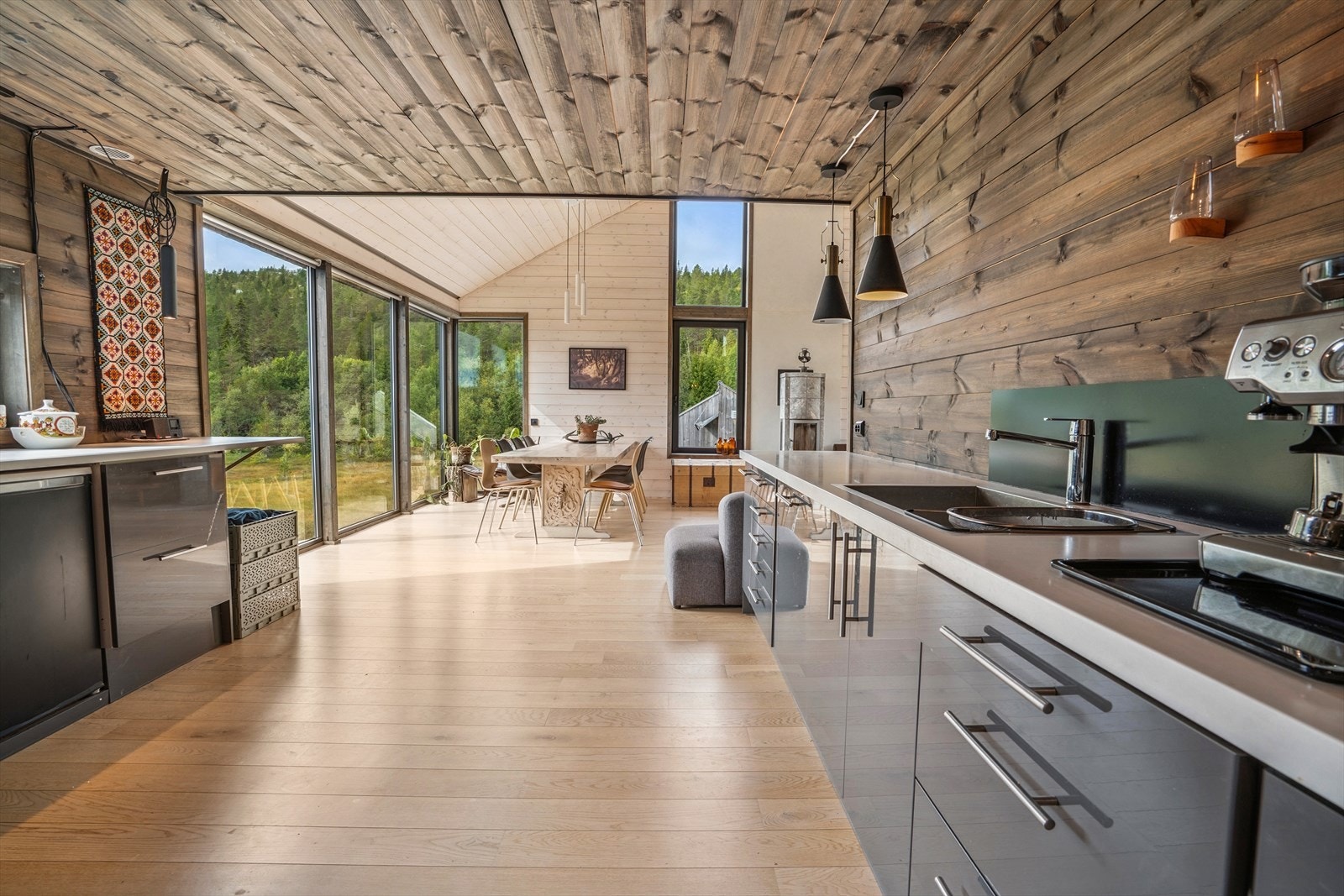 Praktisk åpen kjøkkeninnredning Galleribilde