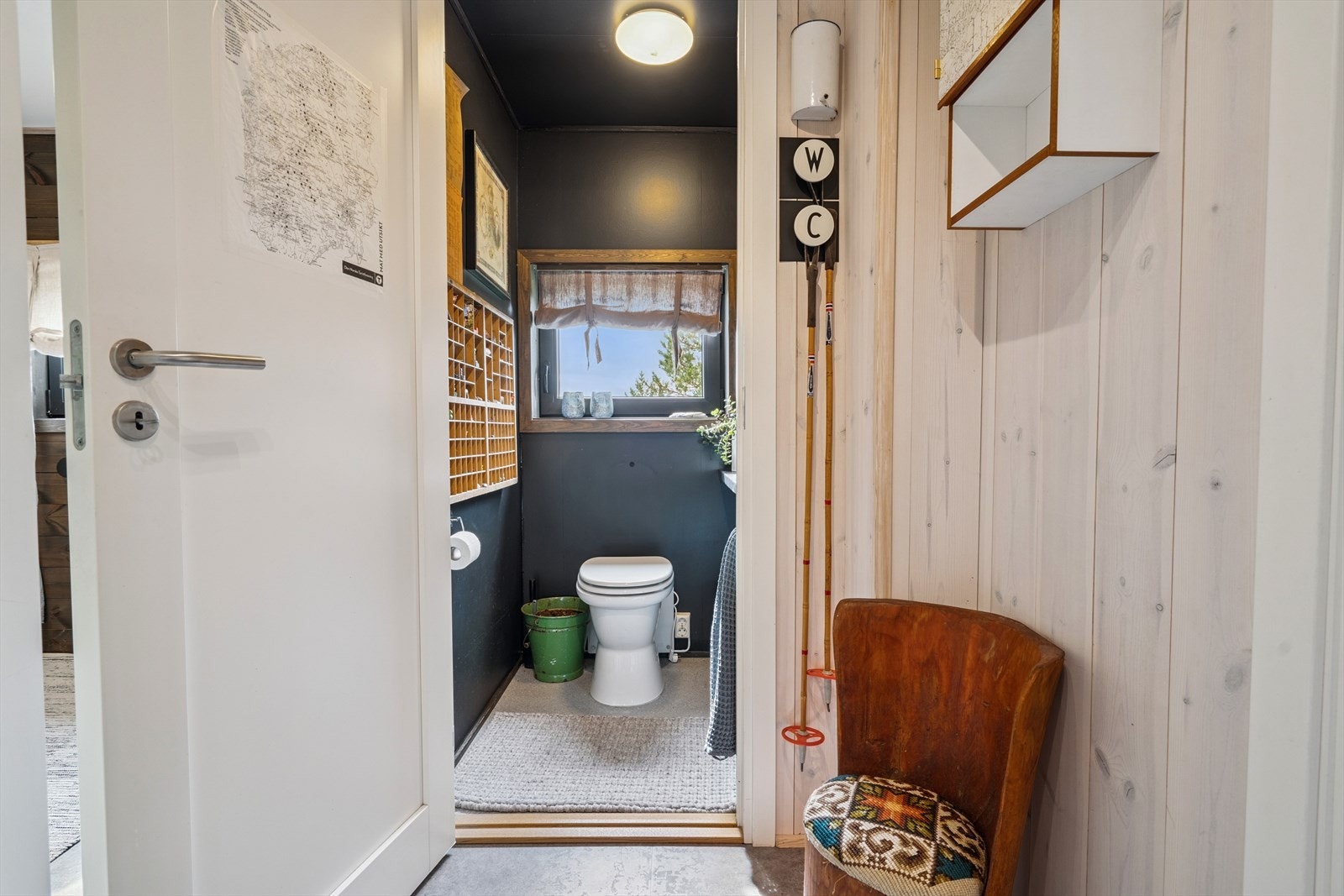 Toalettrom med snurredo og servant Galleribilde