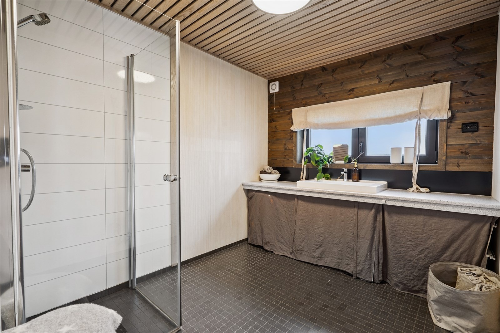 Dusjbad med servant Galleribilde