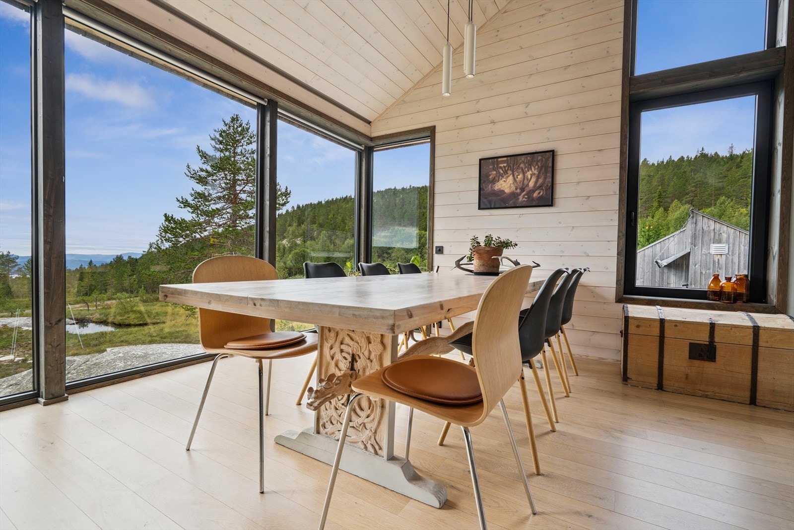 Lys, åpen og luftig stue med en unik følelse av være i naturen! Galleribilde