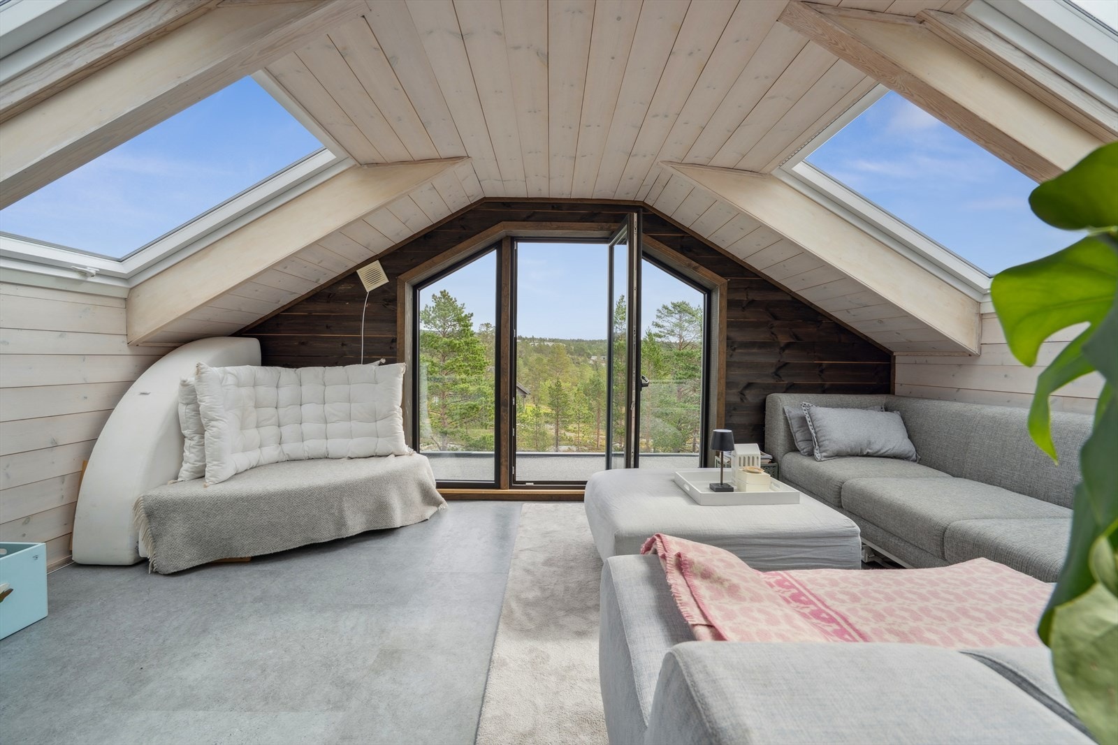 Lyst og luftig hemsrom med mange bruksmuligheter Galleribilde