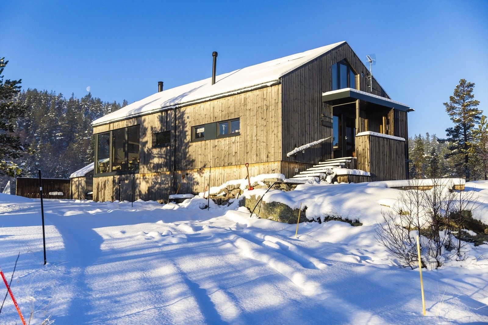 Enkel adkomst med kjørevei frem til "hytteveggen" Galleribilde