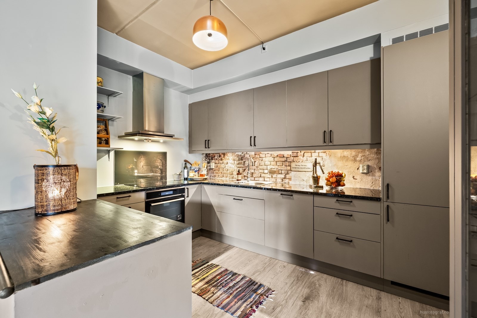 Moderne Sigdal Kjøkken med innredning og glatte fronter i en tidsriktig farge. Galleribilde