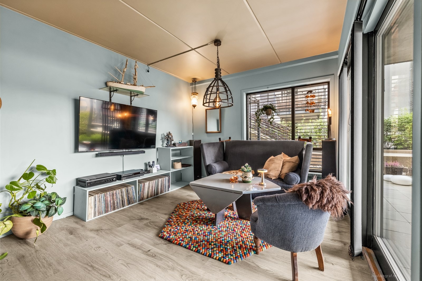 Hyggelig sofagruppe ved vinduet. Galleribilde