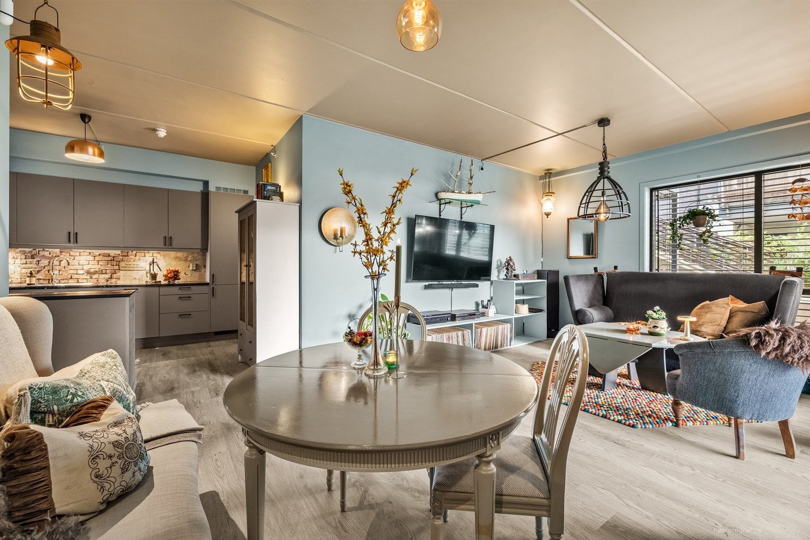 Spiseplassen er i praktisk tilknytning til kjøkkenet. Galleribilde