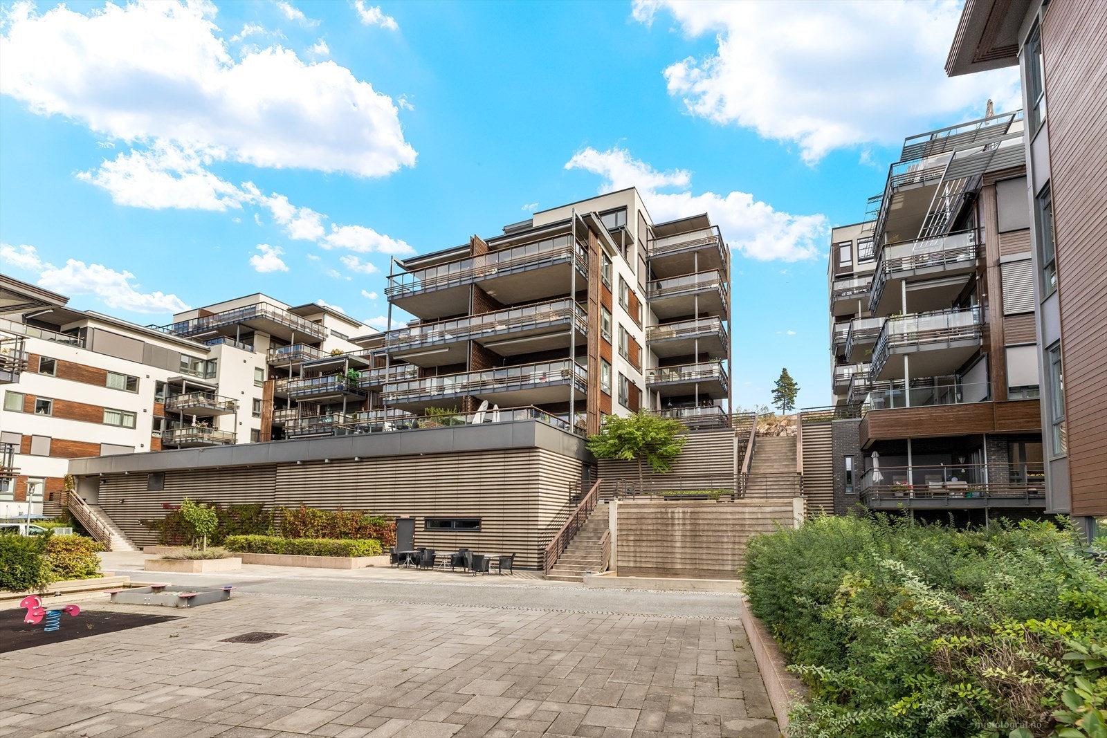 Bilfrie områder mellom bygningene og flere lekeplasser gjør også dette til et hyggelig sted for både voksne og for barn. Galleribilde