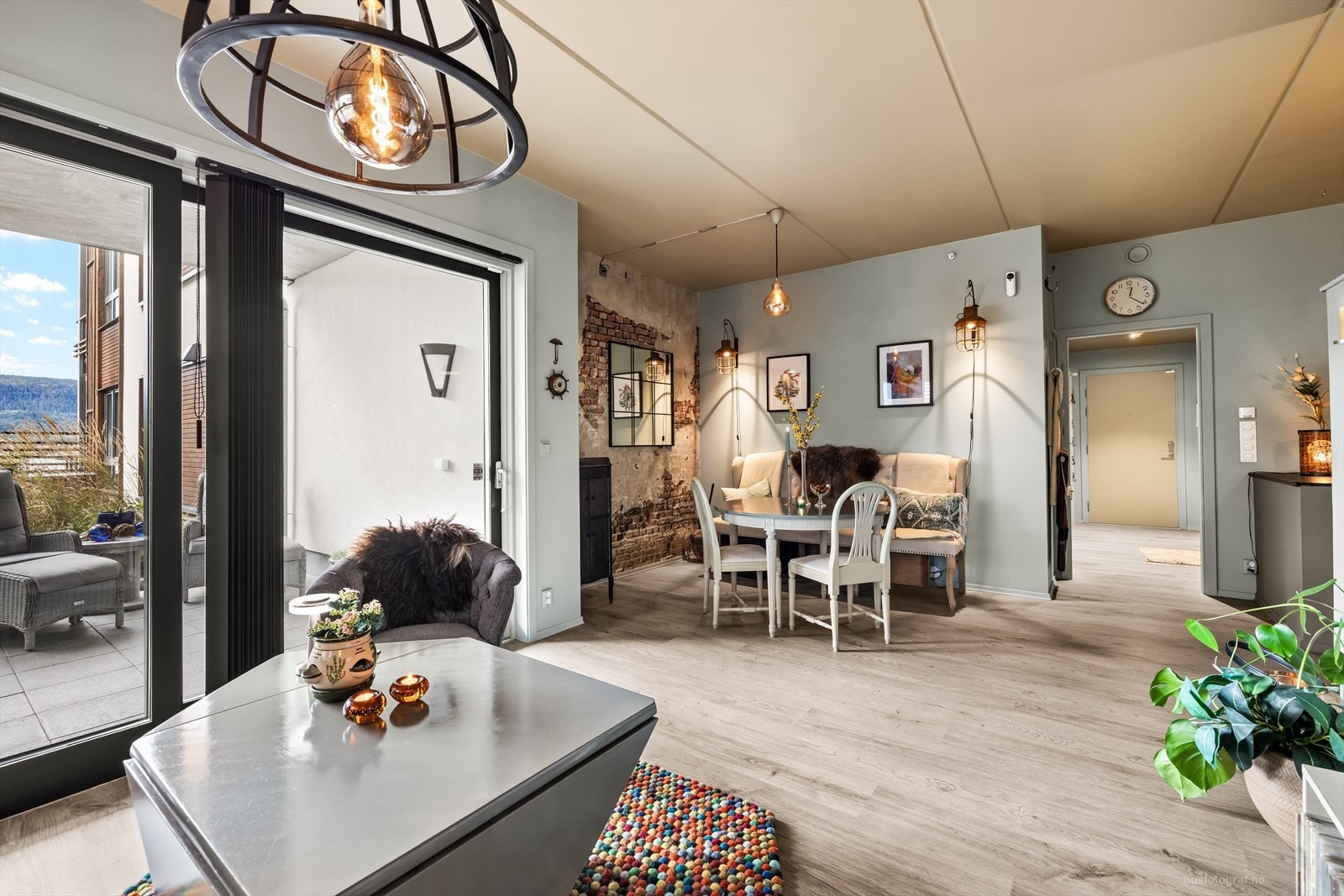 Meget attraktiv og lekker 2-roms selveierleilighet med flott sjøutsikt og stor solrik terrasse. Galleribilde