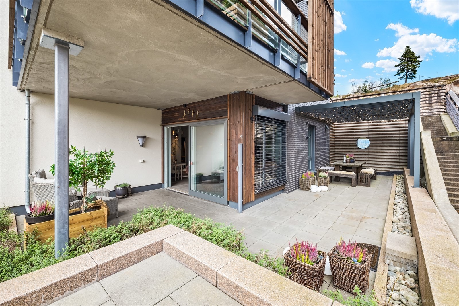 Stor solrik, delvis overbygget terrasse med god plass til ønsket møblering. Galleribilde