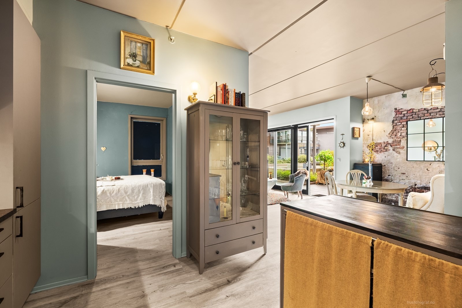 Åpen, sosial løsning mellom stue og kjøkken. Galleribilde