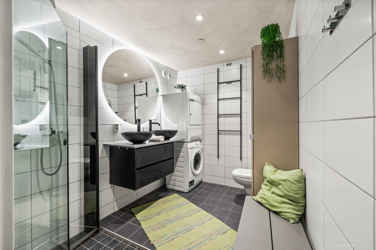 Pent, flislagt bad med varmekabler i gulv. Galleribilde