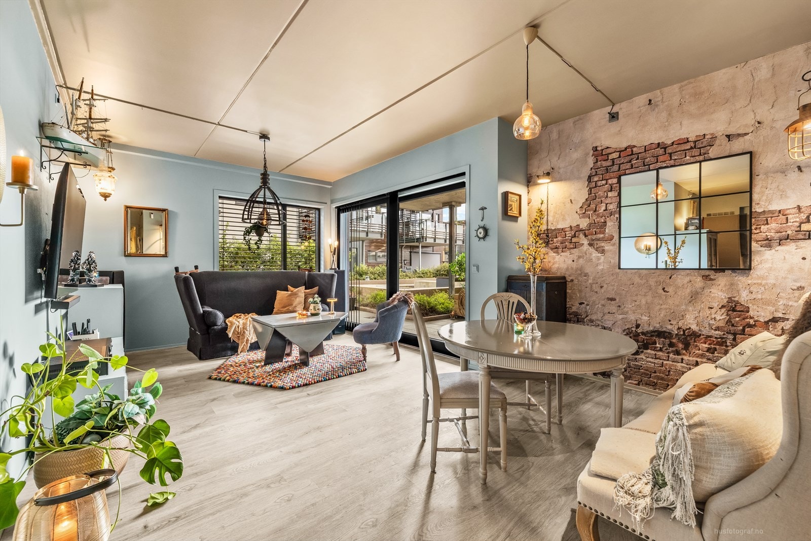 Her er det god plass til både sofagruppe og spiseplass. Galleribilde