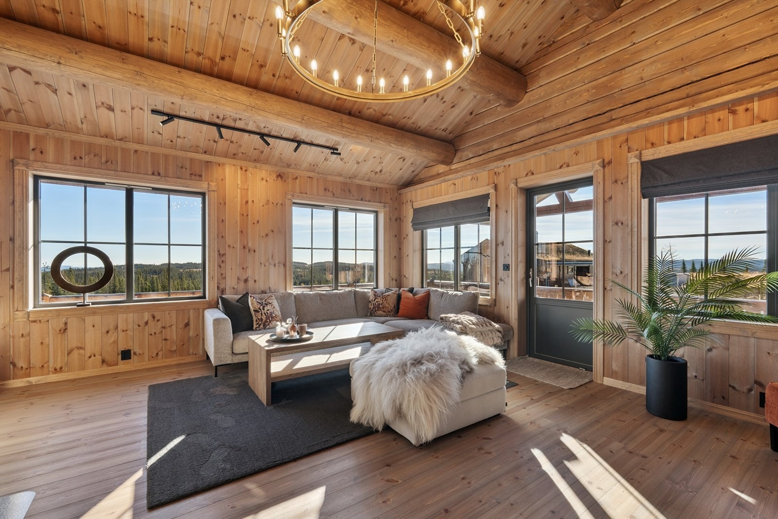 Innvendig møter du en lys og luftig hytte med 1-stavs furugulv, behandlet trepanel på vegger og store vindusflater som slipper naturen inn. Galleribilde