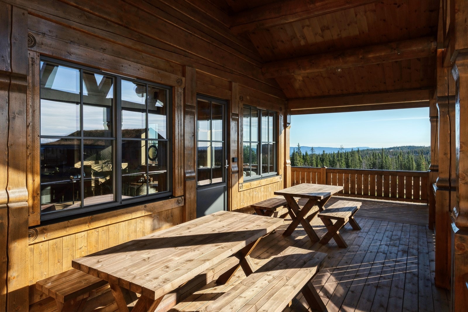 På terrassen kan du nyte naturen utenfor, grille eller bare lene deg tilbake og kjenne på hyttelivets ro. Terrassen strekker seg rundt på langsiden og er hele 51 m2. Galleribilde