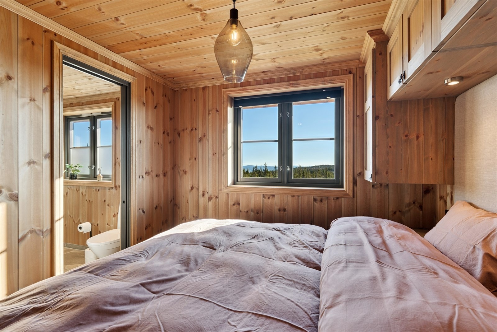 Hytta har hele fem soverom, noe som gjør den ideell som familie- og generasjonshytte. Hovedsoverommet har plass til dobbeltseng med skapomramming, og har adkomst til eget bad. Galleribilde