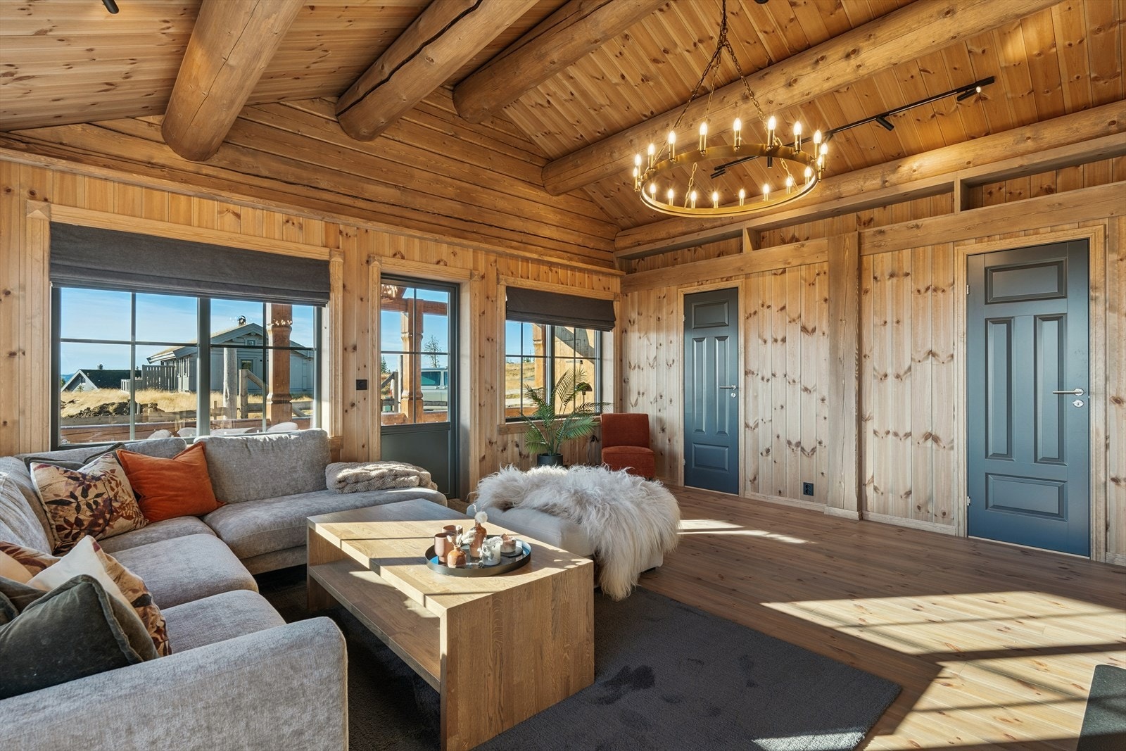 Stua byr på romslig plass, perfekt for en koselig sofagruppe hvor du kan nyte avslappende kvelder. Fra stua er det terrassedør med glassfelt ut på hyggelig overbygd terrasseplatting. Galleribilde