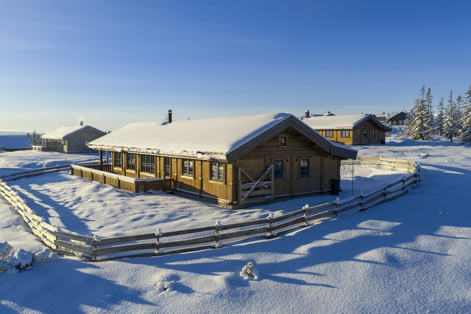 Her får du en nyere oppført hytte som kombinerer tradisjonelt uttrykk med moderne komfort - perfekt for deg som ønsker å nyte fjellets ro uten å gå på kompromiss med kvalitet og funksjonalitet. Galleribilde