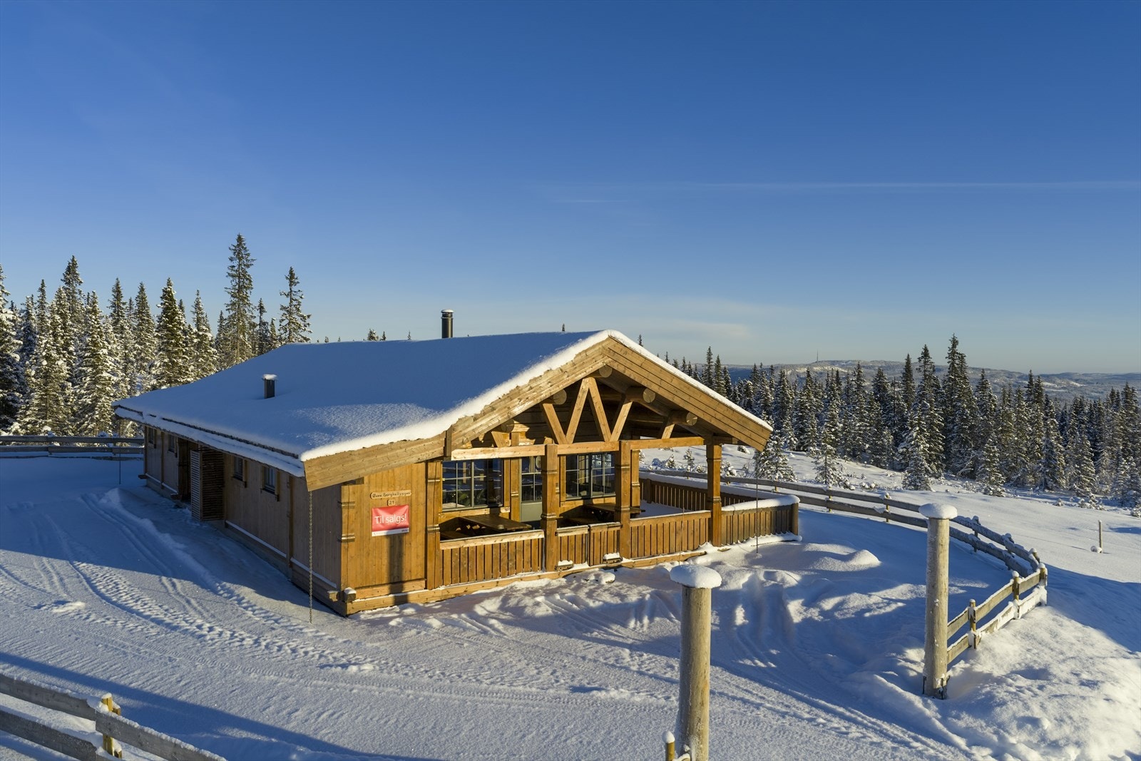 I Øvre Berghallvegen 29 er alt lagt til rette for at både familien og venner skal trives - enten du ønsker skiturer om vinteren, turer i fjellet om sommeren, eller bare stillhet og frisk fjelluft året rundt. Galleribilde