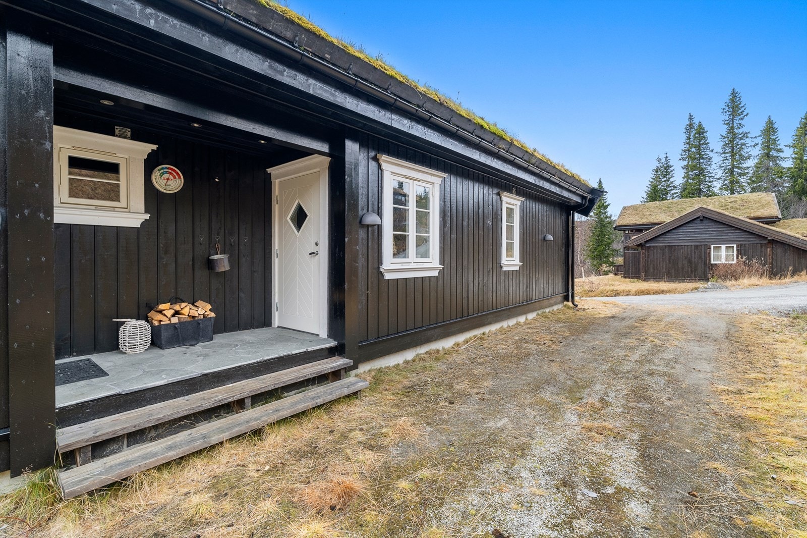 Velkommen til din nye hytte. Fin gårdsplass med gode muligheter for parkering av opp til 4 biler på egen tomt. Galleribilde