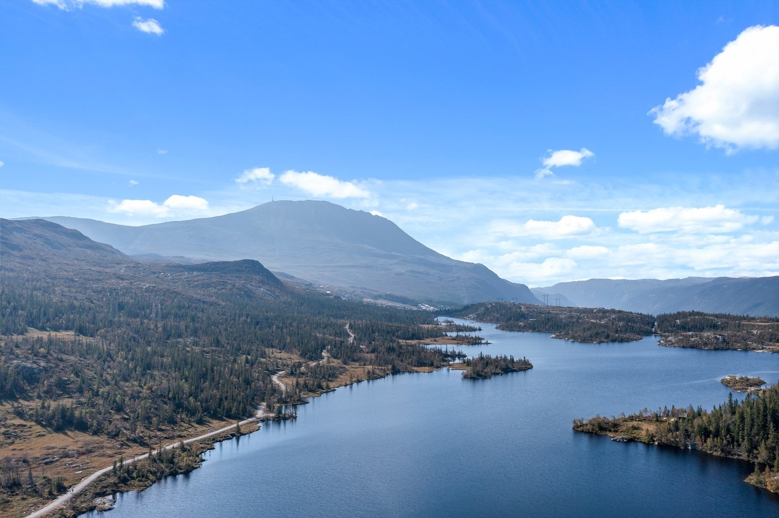 Sommerstid på Gausta. Her ser vi utover Kvitåvatn og Gaustatoppen i bakgrunnen. Galleribilde
