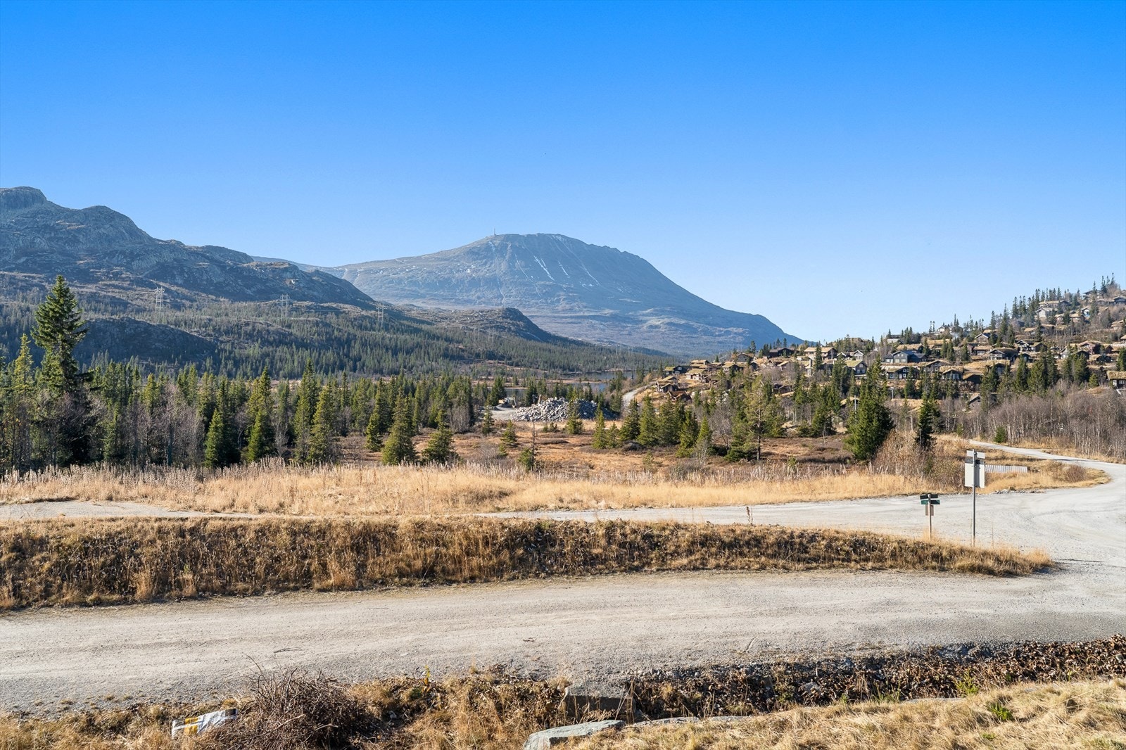 Majestetisk utsikt fra hytta. Her ligger vi i første rekke uten noen naboer foran hytta som "tar" utsikten. Galleribilde