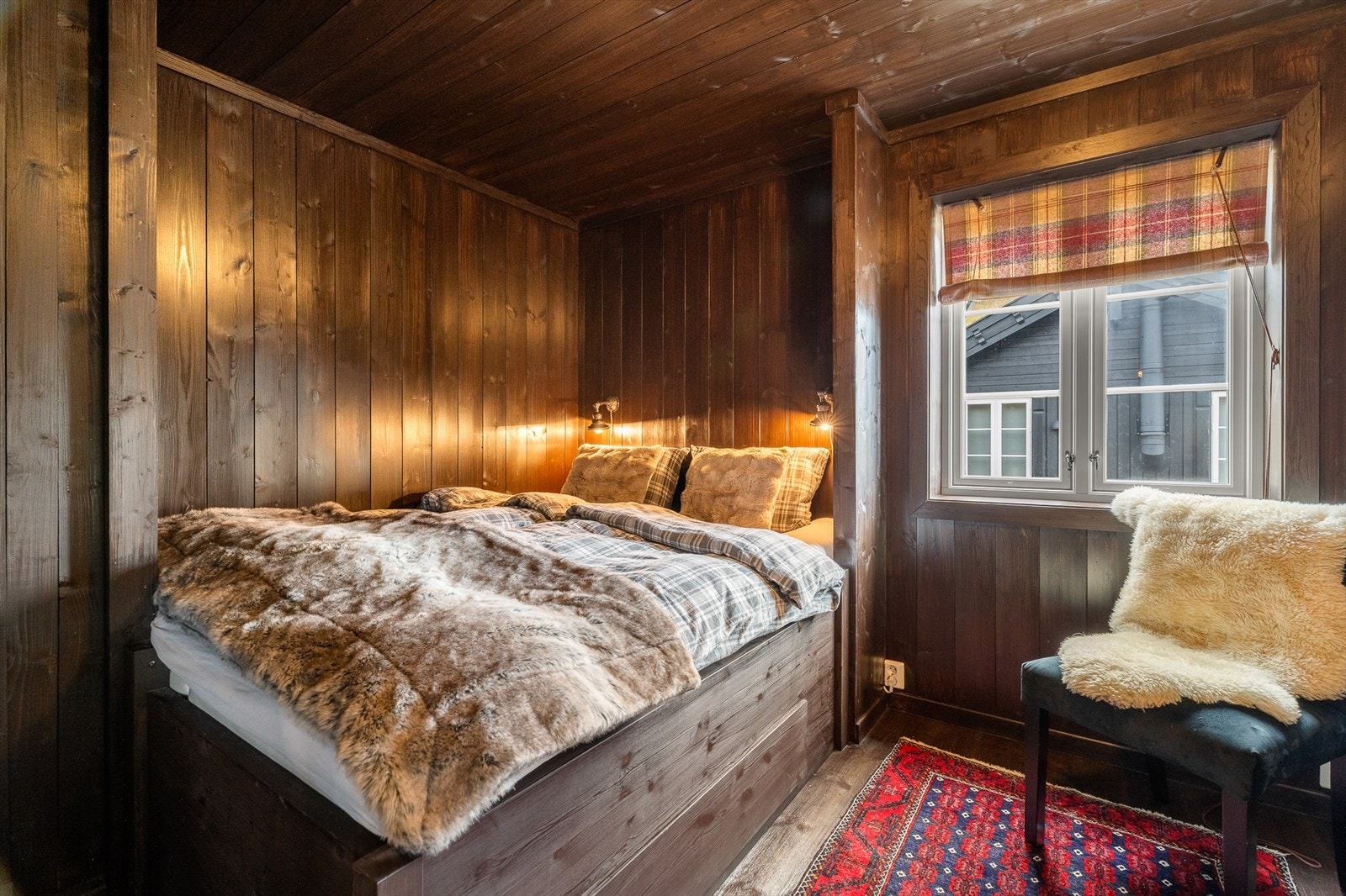 Soverom nr. 3. Her med plassbygget dobbelseng. Oppbevaring i skuff under sengen. Galleribilde