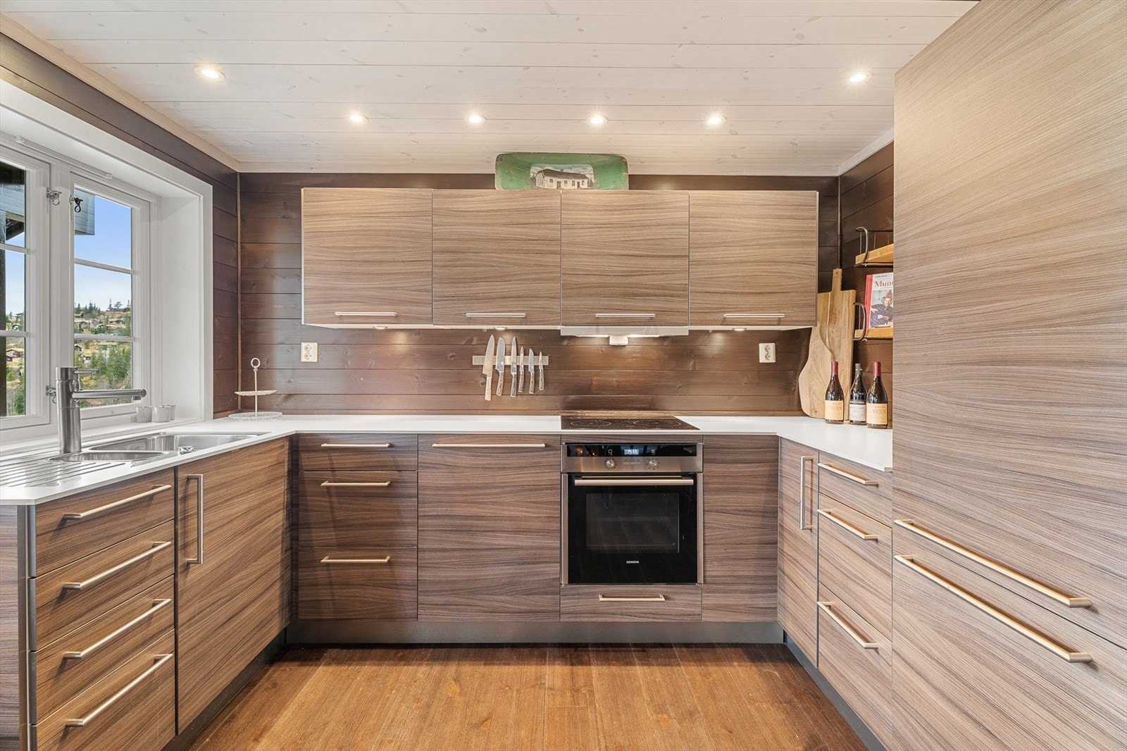 Kjøkkenet har innredning med glatte fronter og benkeplaten er av laminat. Galleribilde