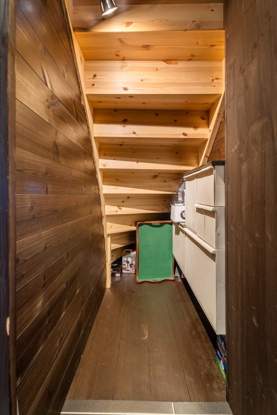 Ved siden av skapdørene i gangen så er det en dør som leder til denne smarte oppbevaringsplassen under trappen. Galleribilde