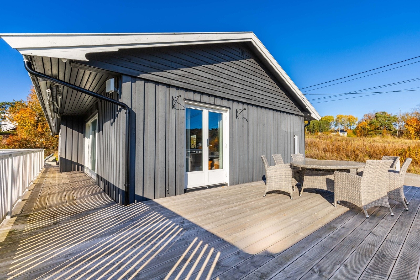 Veranda med direkte adkomst fra stuen. Flott uteplass med god romfølelse og nydelige omgivelser. Galleribilde