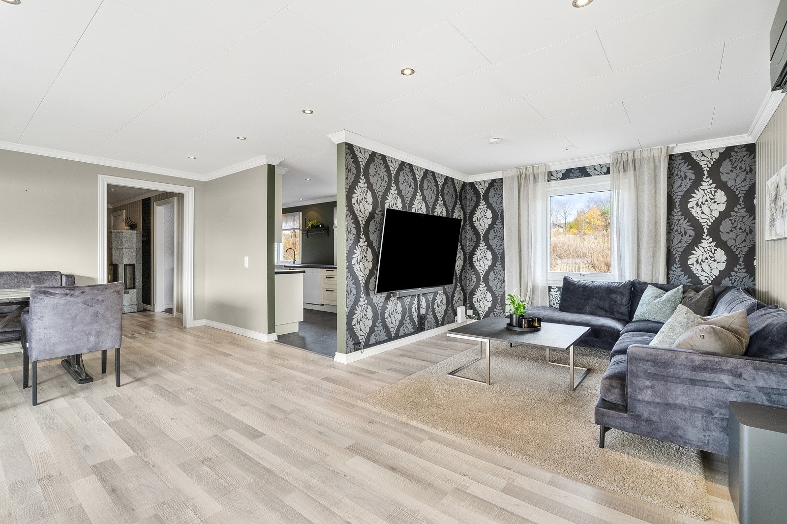 Lys og trivelig stue med moderne uttrykk. Delvis åpen løsning mellom stue, kjøkken og spisestue gir en luftig romfølelse. Galleribilde