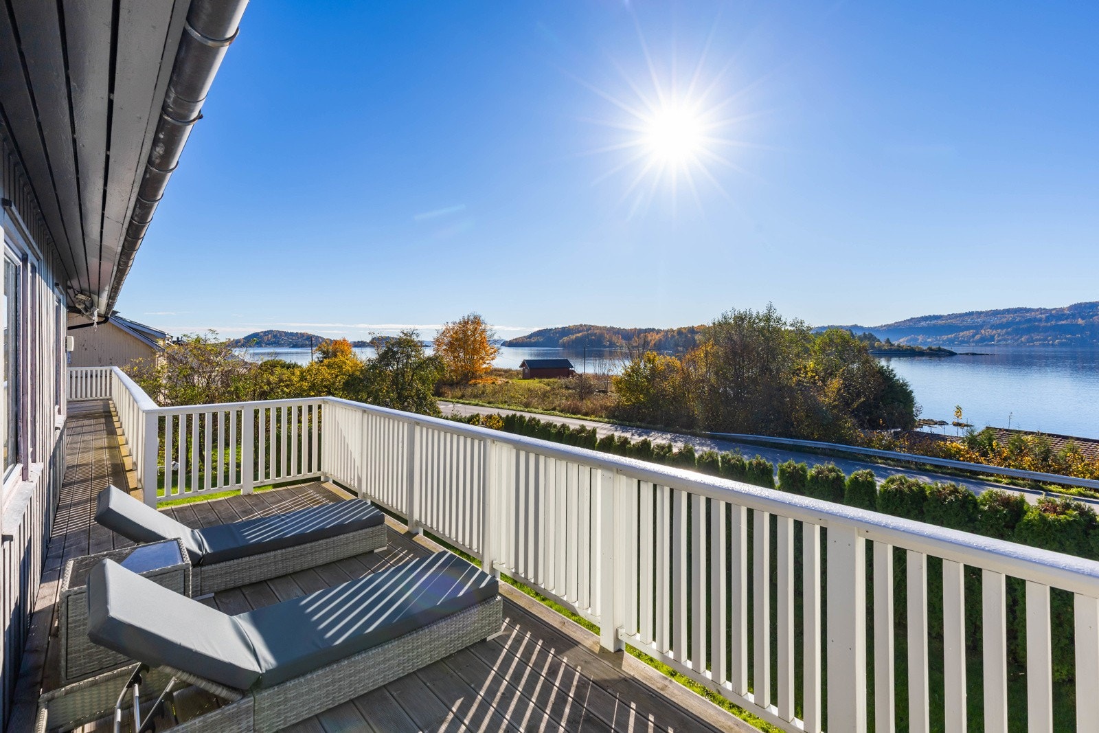 Solrik terrasse med sjøutsikt. Perfekt sted for late sommerdager og hyggelige måltider i sola. Galleribilde