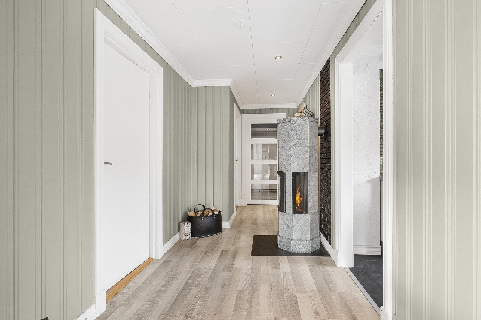 Elegant gang med varme og karakter. Peisovnen gir både stil og komfort i hjemmets kjerne. Galleribilde