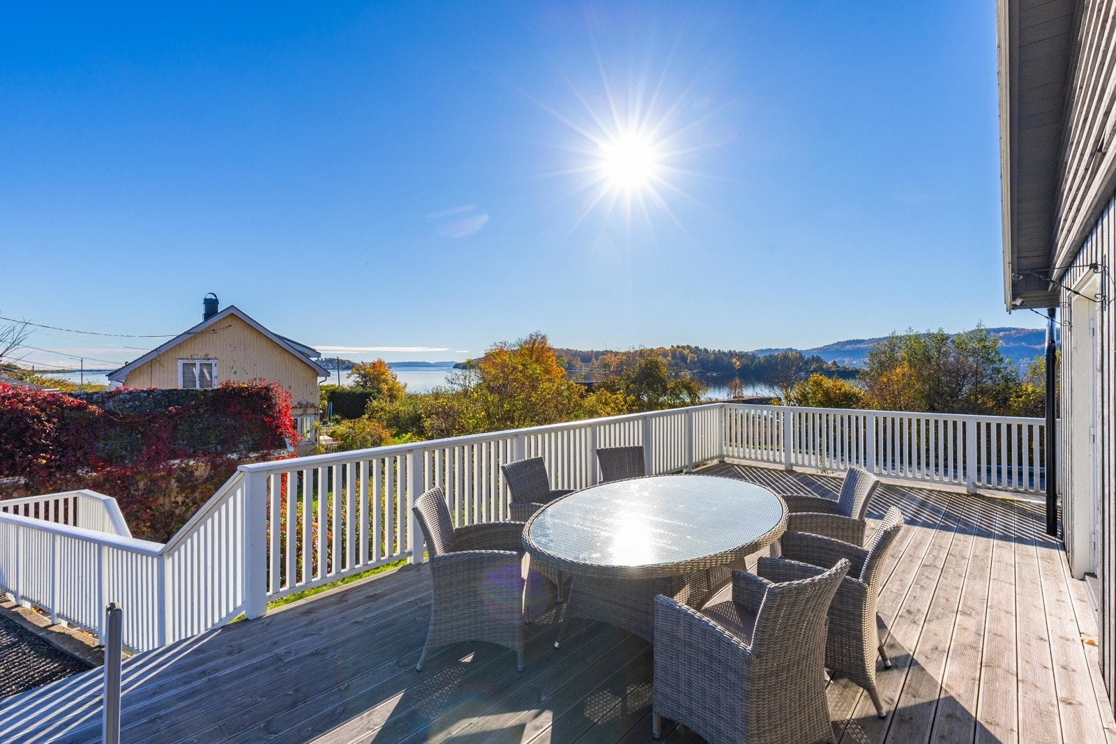 Solrik terrasse med sjøutsikt. Perfekt sted for late sommerdager og hyggelige måltider i sola. Galleribilde