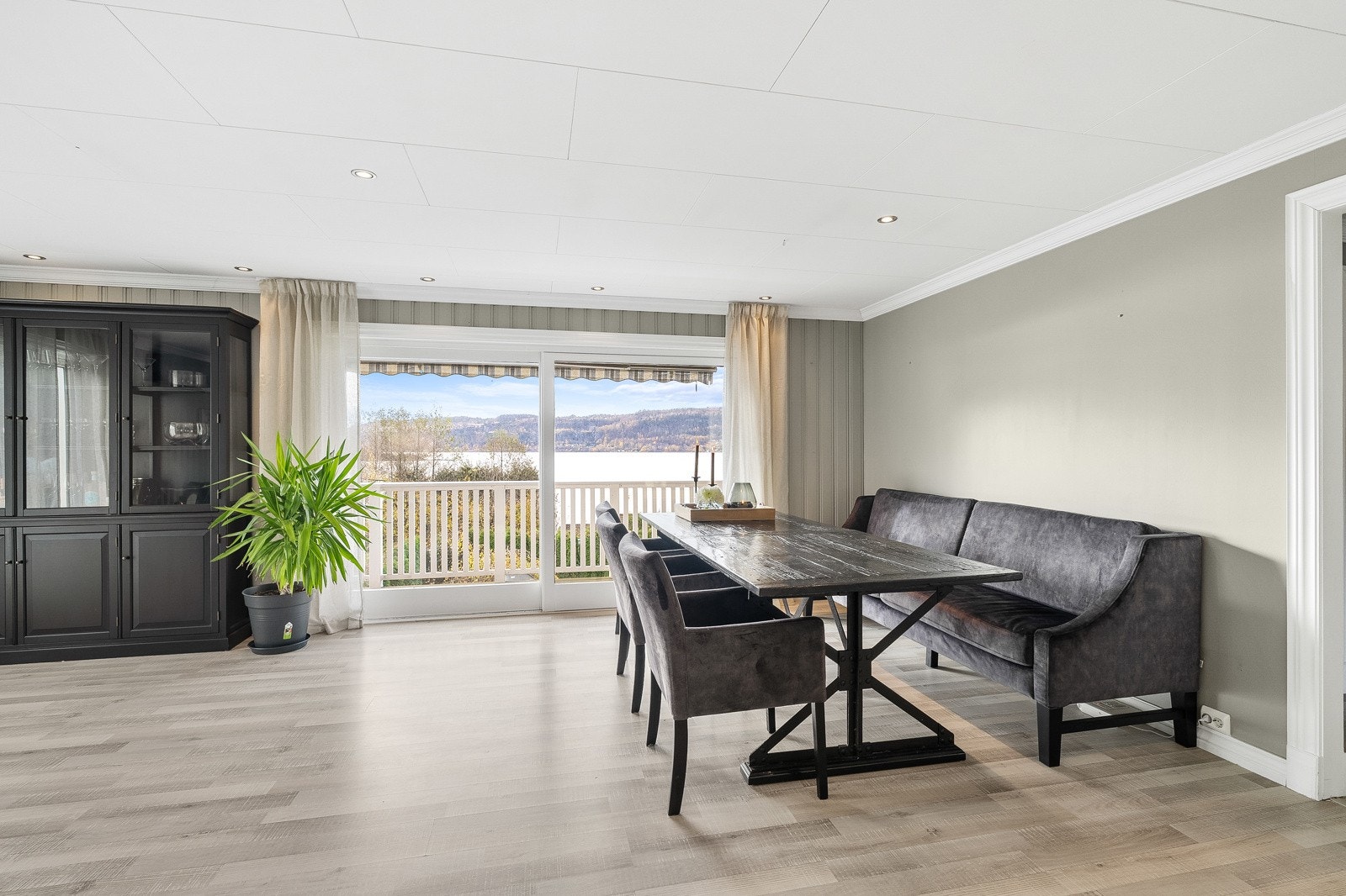 Elegant spiseplass med gode lysforhold. En innbydende sone som binder sammen stue og uteområde. Galleribilde