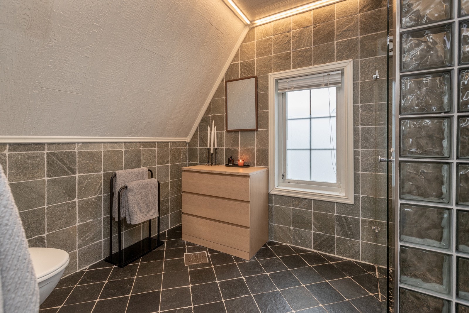 Flislagt bad/WC. Det er opplegg for badekar bak kommode. Galleribilde