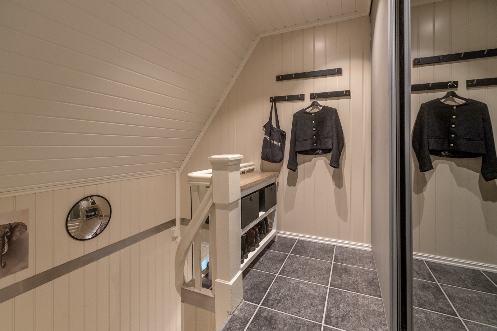 Trapperom med garderobe Galleribilde