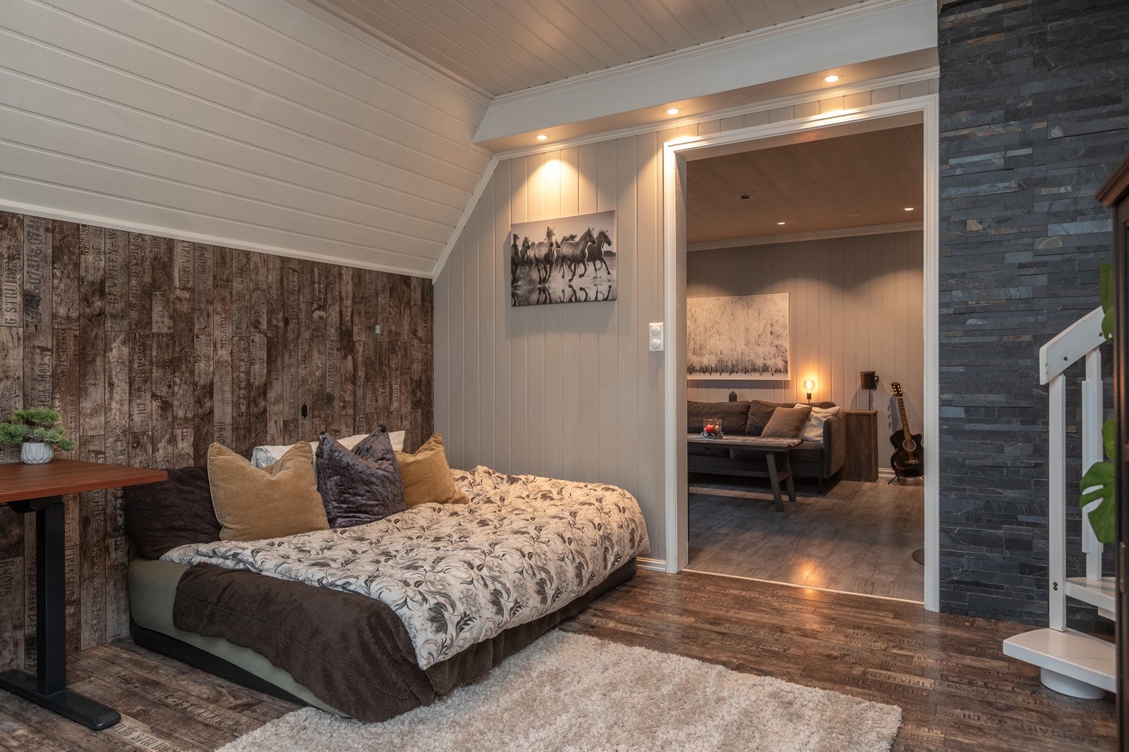 Bak veggen er det knekott Galleribilde