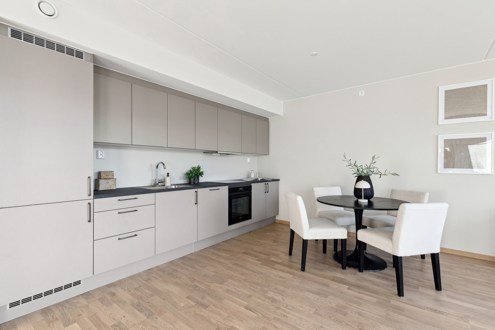 Lekkert kjøkken med alle hvitevarer integrert Galleribilde